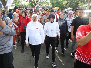 Mbak Wali dan Gubernur Kkhofifah Jalan Sehat lalu Tinjau Pasar Murah