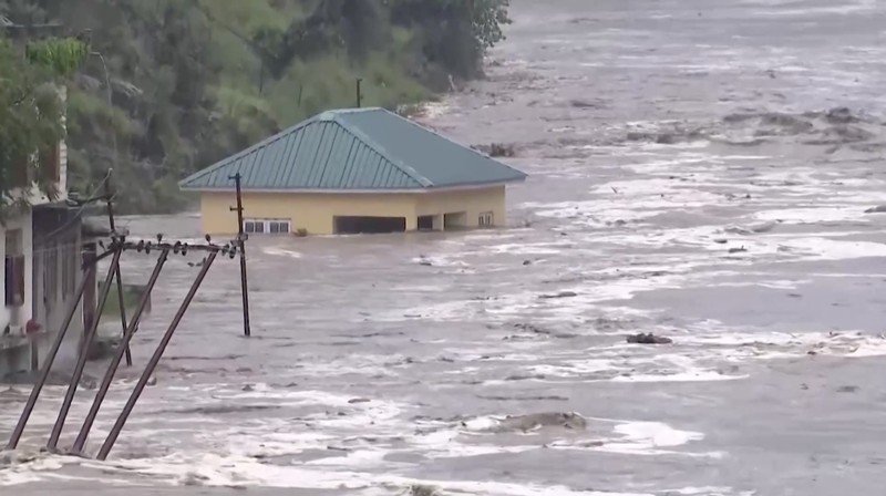 Orang-orang berjalan di jembatan untuk menyeberangi sungai Beas yang meluap setelah hujan lebat di distrik Kullu di negara bagian utara Himachal Pradesh, India, 26 Agustus 2025. Orang-orang berjalan di jembatan untuk menyeberangi sungai Beas yang meluap setelah hujan lebat di distrik Kullu di negara bagian utara Himachal Pradesh, India, 26 Agustus 2025. (REUTERS/Aqil Khan)