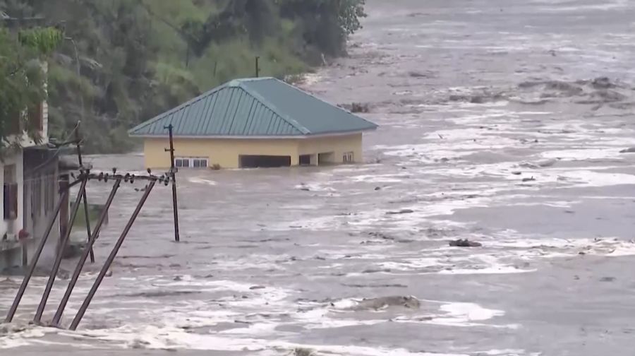 Orang-orang berjalan di jembatan untuk menyeberangi sungai Beas yang meluap setelah hujan lebat di distrik Kullu di negara bagian utara Himachal Pradesh, India, 26 Agustus 2025. Orang-orang berjalan di jembatan untuk menyeberangi sungai Beas yang meluap setelah hujan lebat di distrik Kullu di negara bagian utara Himachal Pradesh, India, 26 Agustus 2025. (REUTERS/Aqil Khan)
