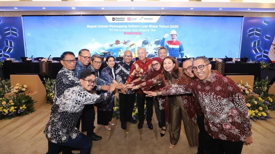 Jajaran Direksi baru dan lama PGN berfoto bersama. dok. PGN