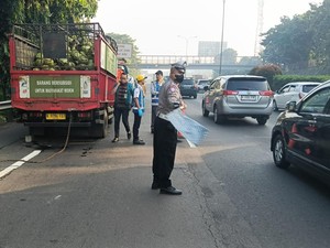 Truk Gas Nempel Truk Tronton di Tol JORR Sempat Terbawa 6 Kilometer
