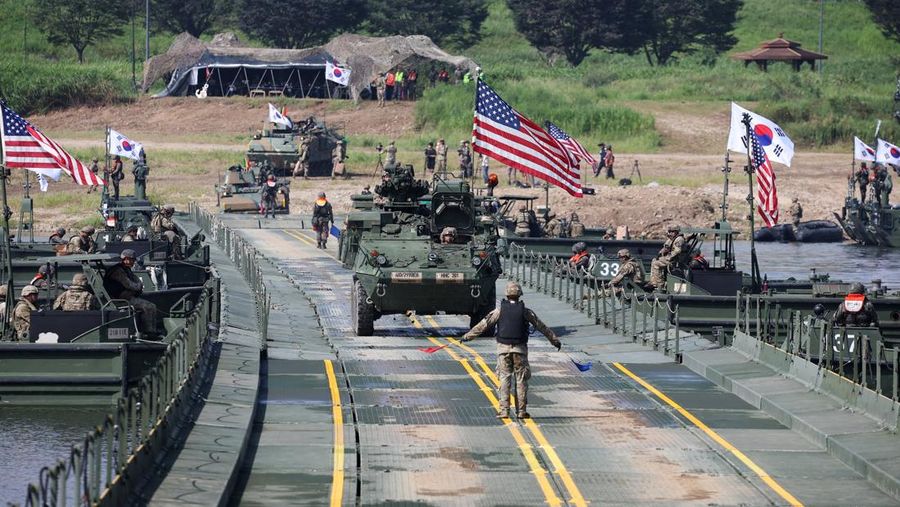 Kendaraan lapis baja Stryker milik Angkatan Darat AS beroperasi selama latihan penyeberangan sungai gabungan AS-Korea Selatan, yang merupakan bagian dari latihan militer gabungan tahunan Freedom Shield, di Yeoju, Korea Selatan, 27 Agustus 2025. (REUTERS/Kim Hong-Ji)
