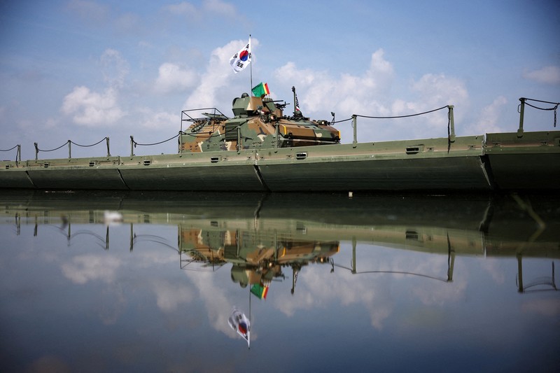 Kendaraan lapis baja Stryker milik Angkatan Darat AS beroperasi selama latihan penyeberangan sungai gabungan AS-Korea Selatan, yang merupakan bagian dari latihan militer gabungan tahunan Freedom Shield, di Yeoju, Korea Selatan, 27 Agustus 2025. Kendaraan lapis baja Stryker milik Angkatan Darat AS beroperasi selama latihan penyeberangan sungai gabungan AS-Korea Selatan, yang merupakan bagian dari latihan militer gabungan tahunan Freedom Shield, di Yeoju, Korea Selatan, 27 Agustus 2025. (REUTERS/Kim Hong-Ji)