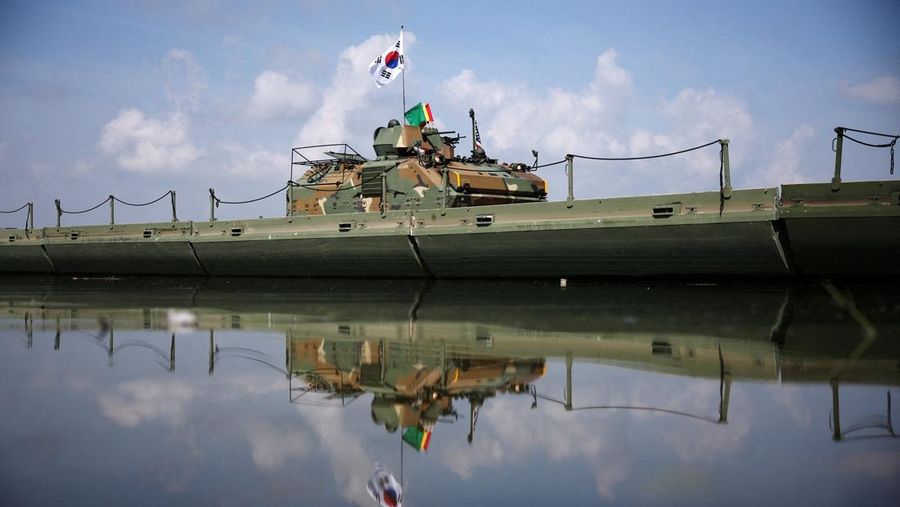 Kendaraan lapis baja Stryker milik Angkatan Darat AS beroperasi selama latihan penyeberangan sungai gabungan AS-Korea Selatan, yang merupakan bagian dari latihan militer gabungan tahunan Freedom Shield, di Yeoju, Korea Selatan, 27 Agustus 2025. (REUTERS/Kim Hong-Ji)