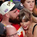 Travis Kelce dari Kansas City Chiefs merayakan kemenangannya bersama pasangannya Taylor Swift setelah Kansas City Chiefs memenangkan Super Bowl LVIII REUTERS/Carlos Barria/Foto File