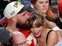 Travis Kelce dari Kansas City Chiefs merayakan kemenangannya bersama pasangannya Taylor Swift setelah Kansas City Chiefs memenangkan Super Bowl LVIII REUTERS/Carlos Barria/Foto File