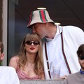Penyanyi Taylor Swift dan Travis Kelce dari Kansas City Chiefs terlihat menjelang pertandingan final antara Jannik Sinner dari Italia dan Taylor Fritz dari AS. REUTERS/Mike Segar/Foto File