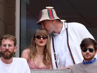 Penyanyi Taylor Swift dan Travis Kelce dari Kansas City Chiefs terlihat menjelang pertandingan final antara Jannik Sinner dari Italia dan Taylor Fritz dari AS. REUTERS/Mike Segar/Foto File