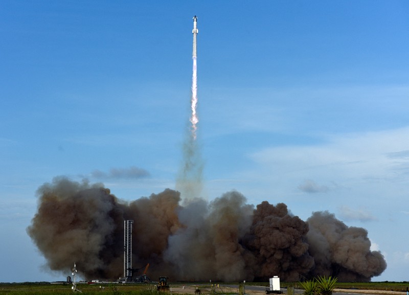 Peluncur roket SpaceX Super Heavy yang membawa pesawat ruang angkasa Starship lepas landas dalam penerbangan uji ke-10 di landasan peluncuran perusahaan di Starbase, Texas, AS, 26 Agustus 2025. Peluncur roket SpaceX Super Heavy yang membawa pesawat ruang angkasa Starship lepas landas dalam penerbangan uji ke-10 di landasan peluncuran perusahaan di Starbase, Texas, AS, 26 Agustus 2025. (REUTERS/Steve Nesius)