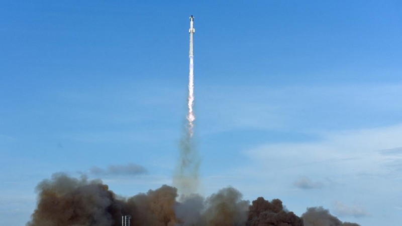 Peluncur roket SpaceX Super Heavy yang membawa pesawat ruang angkasa Starship lepas landas dalam penerbangan uji ke-10 di landasan peluncuran perusahaan di Starbase, Texas, AS, 26 Agustus 2025. (REUTERS/Steve Nesius)