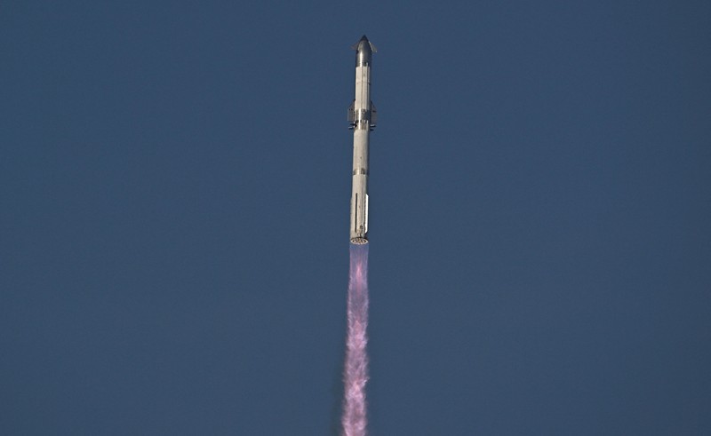 Peluncur roket SpaceX Super Heavy yang membawa pesawat ruang angkasa Starship lepas landas dalam penerbangan uji ke-10 di landasan peluncuran perusahaan di Starbase, Texas, AS, 26 Agustus 2025. Peluncur roket SpaceX Super Heavy yang membawa pesawat ruang angkasa Starship lepas landas dalam penerbangan uji ke-10 di landasan peluncuran perusahaan di Starbase, Texas, AS, 26 Agustus 2025. (REUTERS/Steve Nesius)