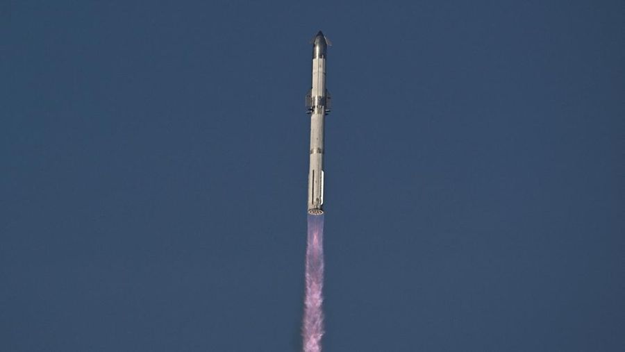Peluncur roket SpaceX Super Heavy yang membawa pesawat ruang angkasa Starship lepas landas dalam penerbangan uji ke-10 di landasan peluncuran perusahaan di Starbase, Texas, AS, 26 Agustus 2025. (REUTERS/Steve Nesius)