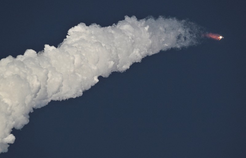 Peluncur roket SpaceX Super Heavy yang membawa pesawat ruang angkasa Starship lepas landas dalam penerbangan uji ke-10 di landasan peluncuran perusahaan di Starbase, Texas, AS, 26 Agustus 2025. (REUTERS/Steve Nesius)