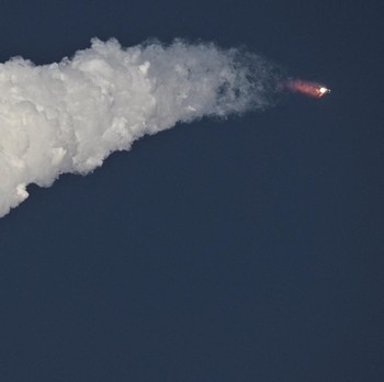 Gagal Berkali-kali, Roket Raksasa Elon Musk Akhirnya Catat Sejarah