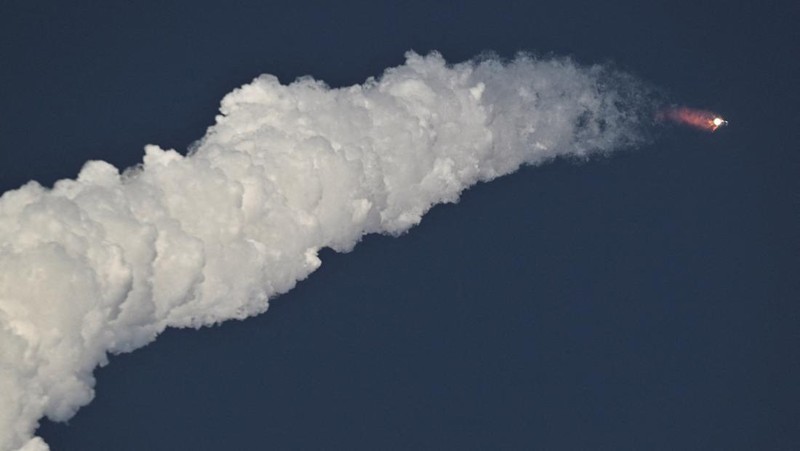Peluncur roket SpaceX Super Heavy yang membawa pesawat ruang angkasa Starship lepas landas dalam penerbangan uji ke-10 di landasan peluncuran perusahaan di Starbase, Texas, AS, 26 Agustus 2025. (REUTERS/Steve Nesius)