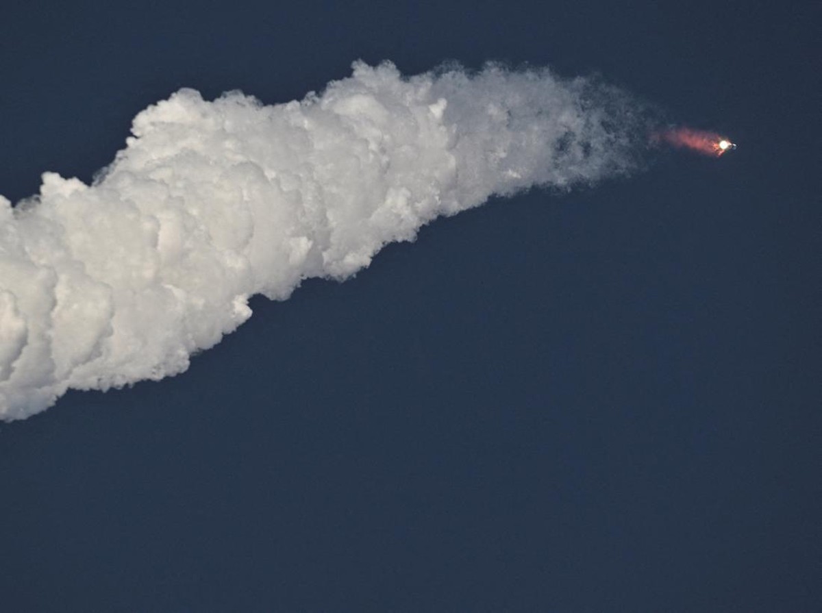 Starship SpaceX Raih Keberhasilan Uji Terbang Ke-10 Menuju Misi Bulan dan Mars