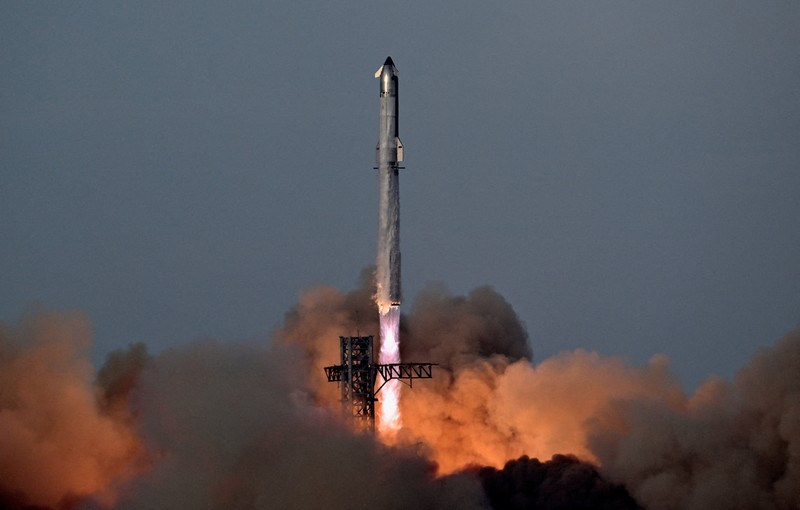Peluncur roket SpaceX Super Heavy yang membawa pesawat ruang angkasa Starship lepas landas dalam penerbangan uji ke-10 di landasan peluncuran perusahaan di Starbase, Texas, AS, 26 Agustus 2025. Peluncur roket SpaceX Super Heavy yang membawa pesawat ruang angkasa Starship lepas landas dalam penerbangan uji ke-10 di landasan peluncuran perusahaan di Starbase, Texas, AS, 26 Agustus 2025. (REUTERS/Steve Nesius)