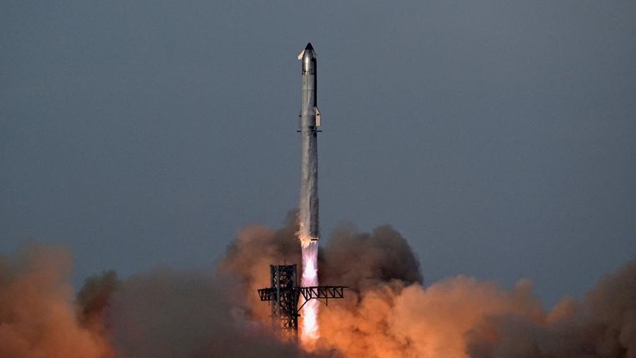 Peluncur roket SpaceX Super Heavy yang membawa pesawat ruang angkasa Starship lepas landas dalam penerbangan uji ke-10 di landasan peluncuran perusahaan di Starbase, Texas, AS, 26 Agustus 2025. (REUTERS/Steve Nesius)
