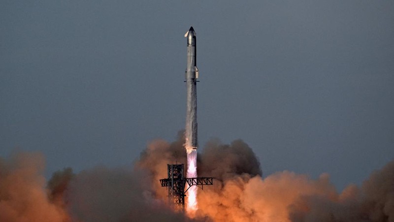 Peluncur roket SpaceX Super Heavy yang membawa pesawat ruang angkasa Starship lepas landas dalam penerbangan uji ke-10 di landasan peluncuran perusahaan di Starbase, Texas, AS, 26 Agustus 2025. (REUTERS/Steve Nesius)