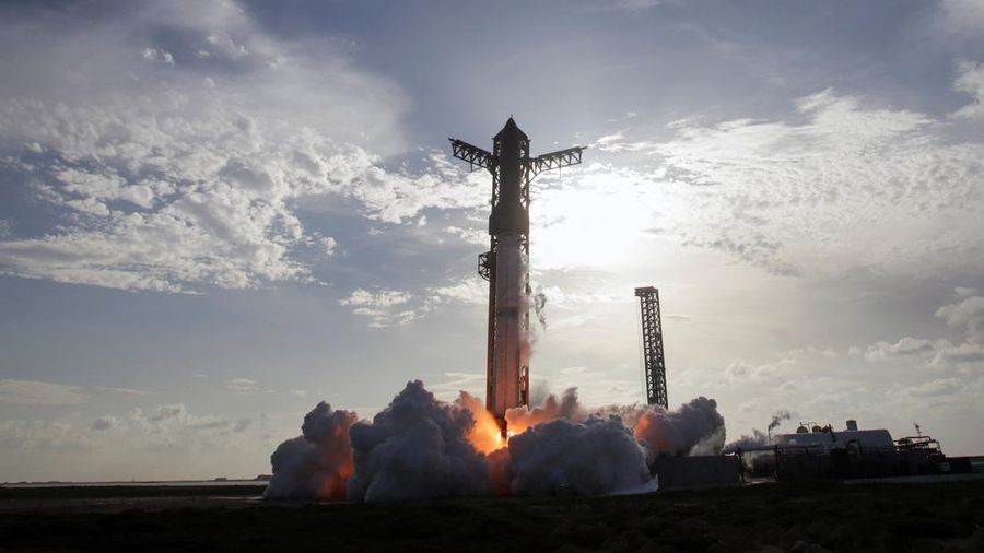 Peluncur roket SpaceX Super Heavy yang membawa pesawat ruang angkasa Starship lepas landas dalam penerbangan uji ke-10 di landasan peluncuran perusahaan di Starbase, Texas, AS, 26 Agustus 2025. (REUTERS/Steve Nesius)
