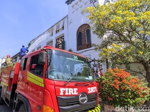 Masih Muncul Bara, Damkar Kembali ke Lokasi Kebakaran Sego Bancakan Semarang
