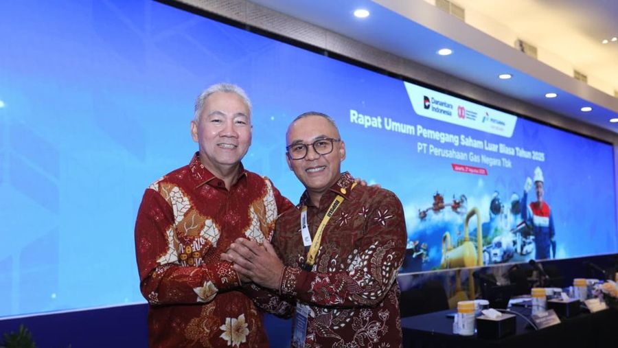 Arief Setiawan Handoko (Dirut lama PGN) bersama  Direktur Utama PGN baru terpilih Arief Kurnia Risdianto (kanan).