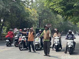 Polisi Cepek Ramai-ramai Tolak Hendak Ditertibkan Pemkot Surabaya