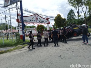 Video: Simpatisan Terdakwa Makar di Sorong Ricuh, Kantor Gubernur Dirusak