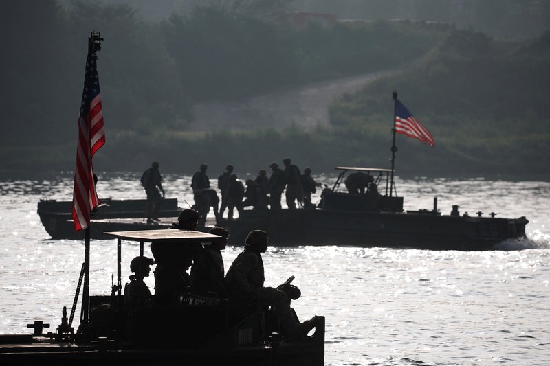 Kendaraan lapis baja Stryker milik Angkatan Darat AS beroperasi selama latihan penyeberangan sungai gabungan AS-Korea Selatan, yang merupakan bagian dari latihan militer gabungan tahunan Freedom Shield, di Yeoju, Korea Selatan, 27 Agustus 2025. Kendaraan lapis baja Stryker milik Angkatan Darat AS beroperasi selama latihan penyeberangan sungai gabungan AS-Korea Selatan, yang merupakan bagian dari latihan militer gabungan tahunan Freedom Shield, di Yeoju, Korea Selatan, 27 Agustus 2025. (REUTERS/Kim Hong-Ji)