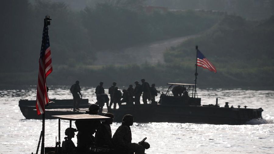 Kendaraan lapis baja Stryker milik Angkatan Darat AS beroperasi selama latihan penyeberangan sungai gabungan AS-Korea Selatan, yang merupakan bagian dari latihan militer gabungan tahunan Freedom Shield, di Yeoju, Korea Selatan, 27 Agustus 2025. (REUTERS/Kim Hong-Ji)