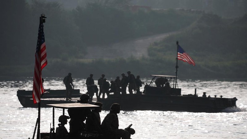 Kendaraan lapis baja Stryker milik Angkatan Darat AS beroperasi selama latihan penyeberangan sungai gabungan AS-Korea Selatan, yang merupakan bagian dari latihan militer gabungan tahunan Freedom Shield, di Yeoju, Korea Selatan, 27 Agustus 2025. (REUTERS/Kim Hong-Ji)