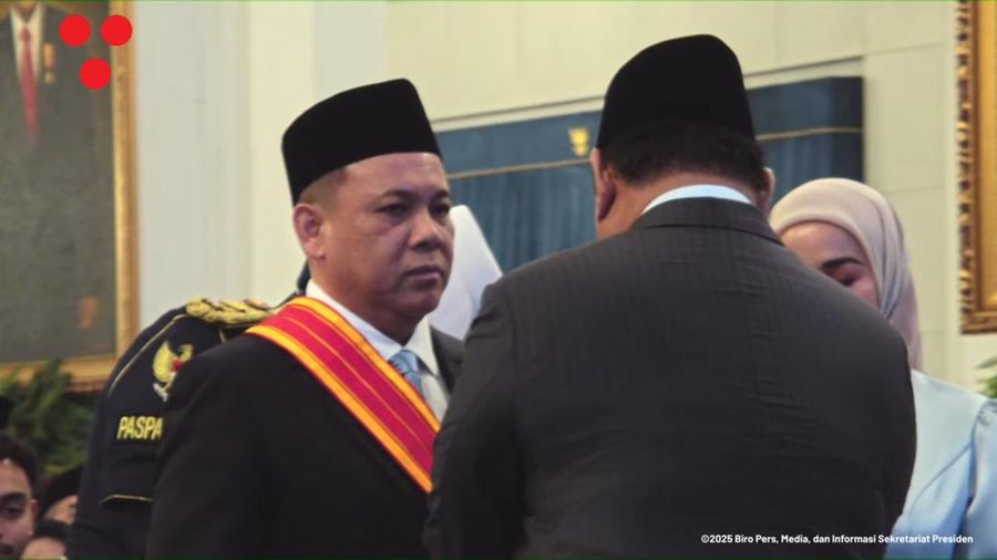 Presiden Prabowo Subianto telah memberikan penghargaan kepada Pemilik Jhonlin Group Andi Syamsuddin Arsyad yang lebih dikenal sebagai Haji Isam dan Pemilik Arsari Group Hashim Djojohadikusumo. (Tangkapan Layar Youtube/Sekretariat Presiden)
