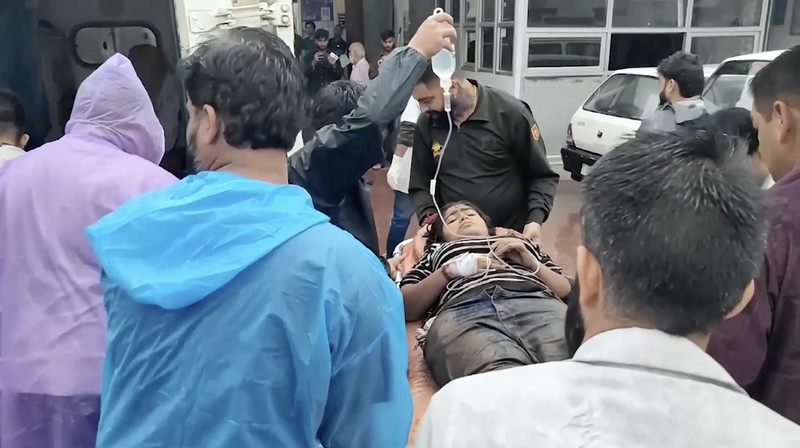 Orang-orang berjalan di jembatan untuk menyeberangi sungai Beas yang meluap setelah hujan lebat di distrik Kullu di negara bagian utara Himachal Pradesh, India, 26 Agustus 2025. Orang-orang berjalan di jembatan untuk menyeberangi sungai Beas yang meluap setelah hujan lebat di distrik Kullu di negara bagian utara Himachal Pradesh, India, 26 Agustus 2025. (REUTERS/Aqil Khan)