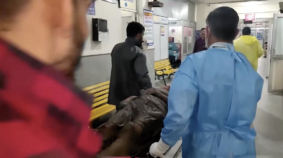Orang-orang berjalan di jembatan untuk menyeberangi sungai Beas yang meluap setelah hujan lebat di distrik Kullu di negara bagian utara Himachal Pradesh, India, 26 Agustus 2025. Orang-orang berjalan di jembatan untuk menyeberangi sungai Beas yang meluap setelah hujan lebat di distrik Kullu di negara bagian utara Himachal Pradesh, India, 26 Agustus 2025. (REUTERS/Aqil Khan)