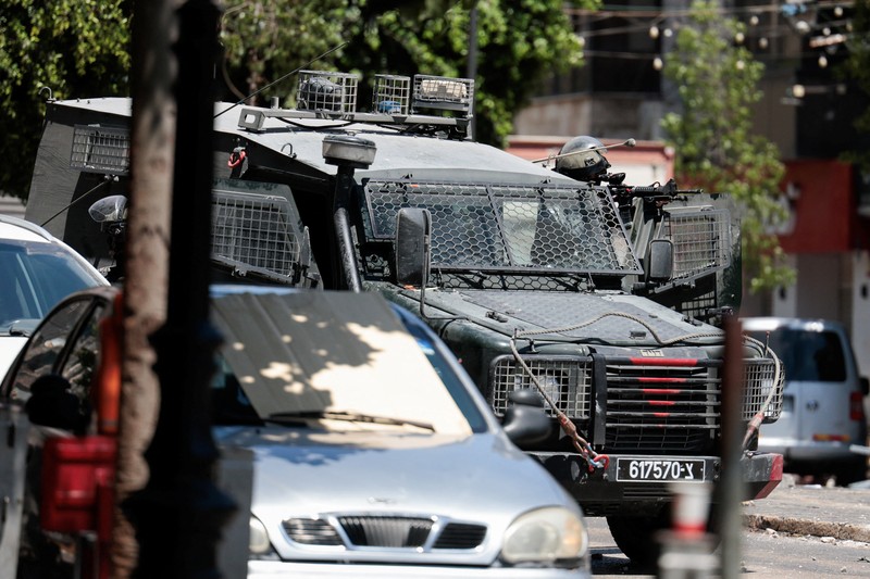 Warga Palestina melempar benda-benda, saat bentrok dengan pasukan Israel, selama serangan Israel di Ramallah, di Tepi Barat yang diduduki Israel, 26 Agustus 2025. Warga Palestina melempar benda-benda, saat bentrok dengan pasukan Israel, selama serangan Israel di Ramallah, di Tepi Barat yang diduduki Israel, 26 Agustus 2025. (REUTERS/Mohammed Torokman)