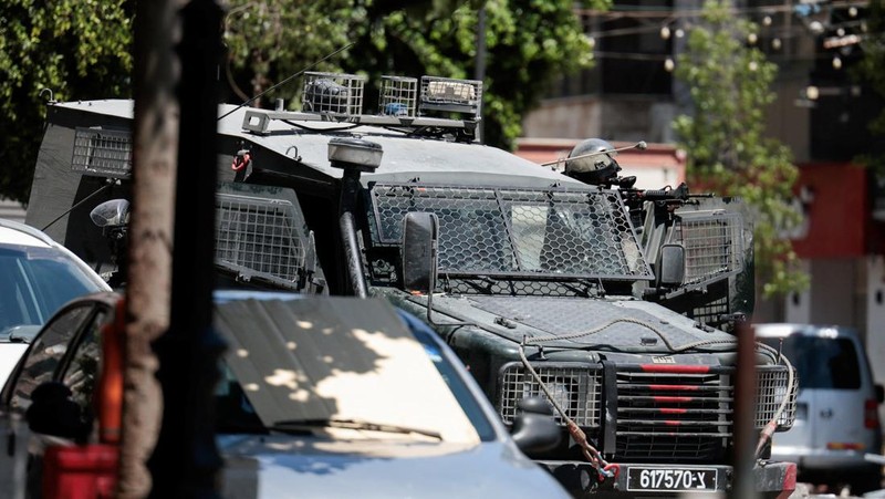 Warga Palestina melempar benda-benda, saat bentrok dengan pasukan Israel, selama serangan Israel di Ramallah, di Tepi Barat yang diduduki Israel, 26 Agustus 2025. (REUTERS/Mohammed Torokman)