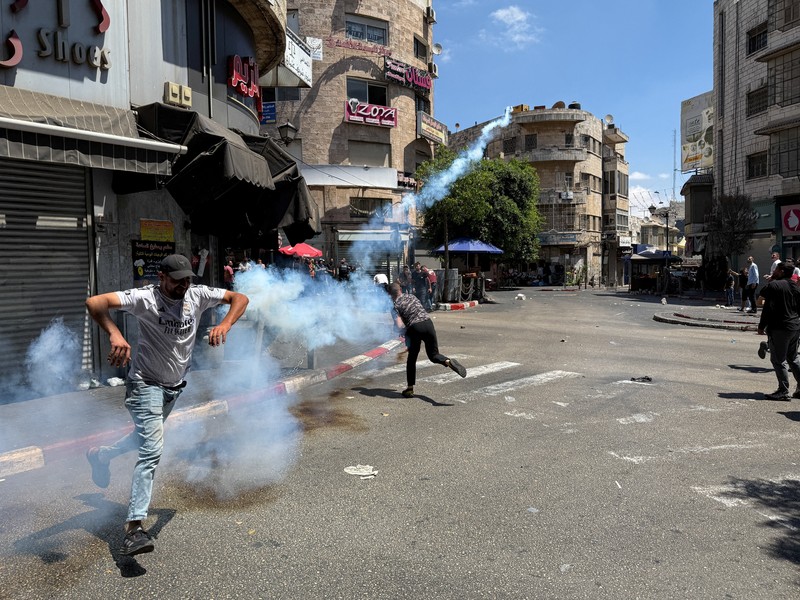 Warga Palestina melempar benda-benda, saat bentrok dengan pasukan Israel, selama serangan Israel di Ramallah, di Tepi Barat yang diduduki Israel, 26 Agustus 2025. Warga Palestina melempar benda-benda, saat bentrok dengan pasukan Israel, selama serangan Israel di Ramallah, di Tepi Barat yang diduduki Israel, 26 Agustus 2025. (REUTERS/Mohammed Torokman)