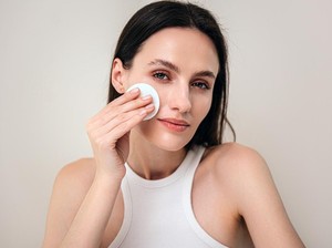 Cara Memilih Skincare untuk Kulit Berminyak Agar Tidak Breakout