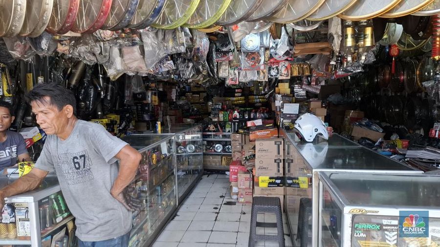 Tempat onderdil motor di Jakarta yakni daerah Jalan Otto Iskandardinata (Otista), Kampung Melayu Jakarta Timur kini kondisinya tak seramai dahulu. (CNBC Indonesia/Chandra Dwi Pranata )