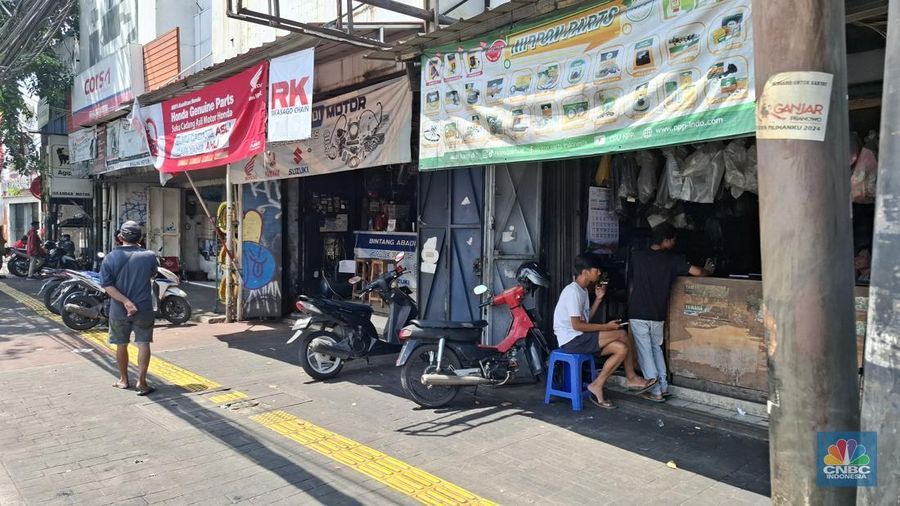 Tempat onderdil motor di Jakarta yakni daerah Jalan Otto Iskandardinata (Otista), Kampung Melayu Jakarta Timur kini kondisinya tak seramai dahulu. (CNBC Indonesia/Chandra Dwi Pranata )
