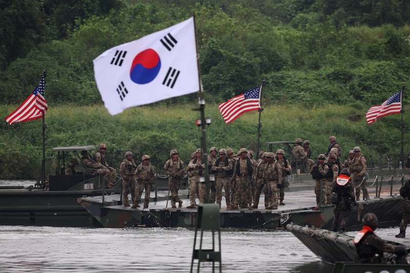 Kendaraan lapis baja Stryker milik Angkatan Darat AS beroperasi selama latihan penyeberangan sungai gabungan AS-Korea Selatan, yang merupakan bagian dari latihan militer gabungan tahunan Freedom Shield, di Yeoju, Korea Selatan, 27 Agustus 2025. Kendaraan lapis baja Stryker milik Angkatan Darat AS beroperasi selama latihan penyeberangan sungai gabungan AS-Korea Selatan, yang merupakan bagian dari latihan militer gabungan tahunan Freedom Shield, di Yeoju, Korea Selatan, 27 Agustus 2025. (REUTERS/Kim Hong-Ji)