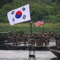 Tentara AS dan Korea Selatan mengambil bagian dalam latihan penyeberangan sungai gabungan AS-Korea Selatan, yang merupakan bagian dari latihan militer gabungan tahunan Freedom Shield, di Yeoju, Korea Selatan, 27 Agustus 2025. (REUTERS/Kim Hong-Ji)