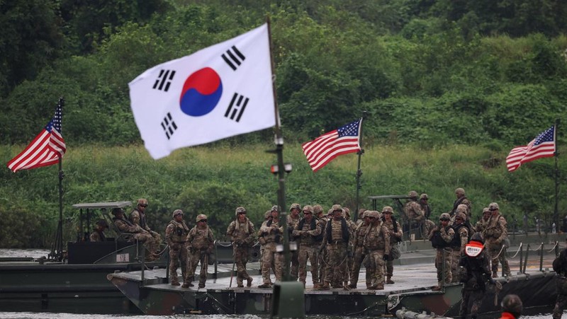 Kendaraan lapis baja Stryker milik Angkatan Darat AS beroperasi selama latihan penyeberangan sungai gabungan AS-Korea Selatan, yang merupakan bagian dari latihan militer gabungan tahunan Freedom Shield, di Yeoju, Korea Selatan, 27 Agustus 2025. (REUTERS/Kim Hong-Ji)
