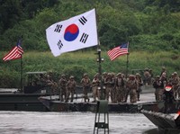 Tentara AS dan Korea Selatan mengambil bagian dalam latihan penyeberangan sungai gabungan AS-Korea Selatan, yang merupakan bagian dari latihan militer gabungan tahunan Freedom Shield, di Yeoju, Korea Selatan, 27 Agustus 2025. (REUTERS/Kim Hong-Ji)