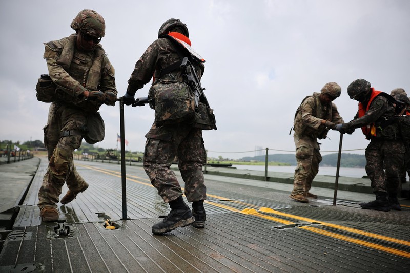 Kendaraan lapis baja Stryker milik Angkatan Darat AS beroperasi selama latihan penyeberangan sungai gabungan AS-Korea Selatan, yang merupakan bagian dari latihan militer gabungan tahunan Freedom Shield, di Yeoju, Korea Selatan, 27 Agustus 2025. Kendaraan lapis baja Stryker milik Angkatan Darat AS beroperasi selama latihan penyeberangan sungai gabungan AS-Korea Selatan, yang merupakan bagian dari latihan militer gabungan tahunan Freedom Shield, di Yeoju, Korea Selatan, 27 Agustus 2025. (REUTERS/Kim Hong-Ji)