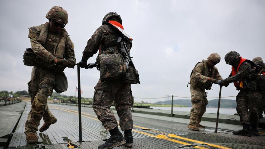 Kendaraan lapis baja Stryker milik Angkatan Darat AS beroperasi selama latihan penyeberangan sungai gabungan AS-Korea Selatan, yang merupakan bagian dari latihan militer gabungan tahunan Freedom Shield, di Yeoju, Korea Selatan, 27 Agustus 2025. (REUTERS/Kim Hong-Ji)