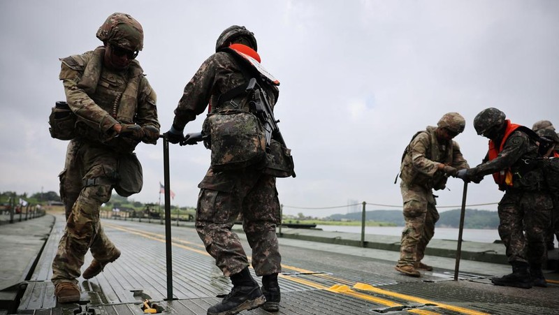 Kendaraan lapis baja Stryker milik Angkatan Darat AS beroperasi selama latihan penyeberangan sungai gabungan AS-Korea Selatan, yang merupakan bagian dari latihan militer gabungan tahunan Freedom Shield, di Yeoju, Korea Selatan, 27 Agustus 2025. (REUTERS/Kim Hong-Ji)