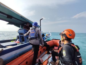 Lompat Kejar Tutup Fiber Ikan Jatuh, Nelayan di Bangka Dicari Tim SAR