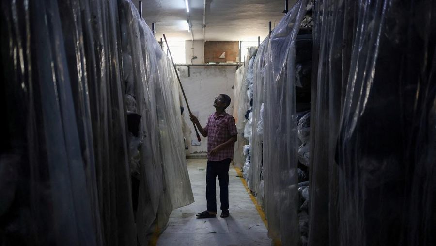 A man reads the latest edition of The Times of India newspaper, with the lead story on U.S. tariffs on most Indian goods, in the old quarters of Delhi, India, August 27, 2025. REUTERS/Anushree Fadnavis