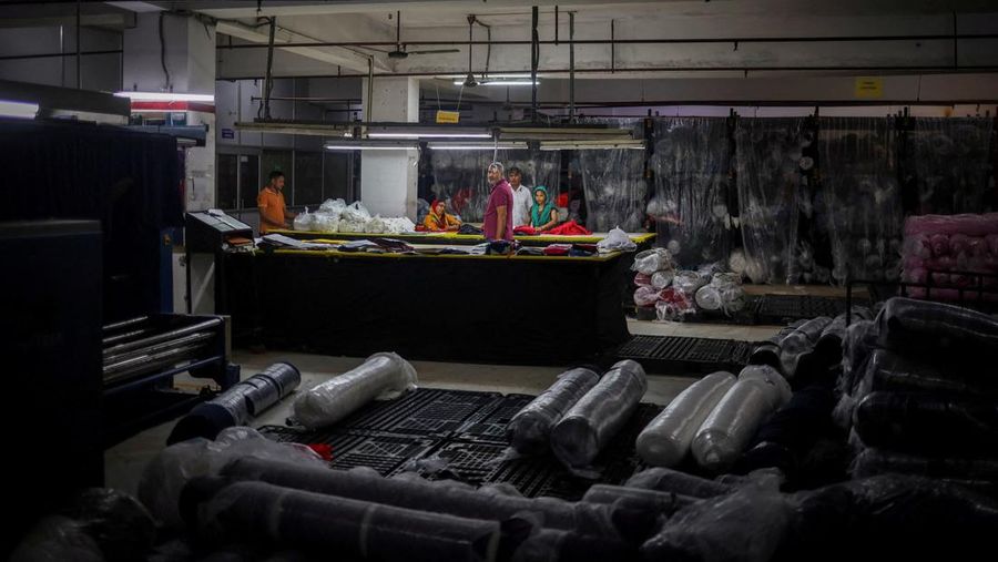 A man reads the latest edition of The Times of India newspaper, with the lead story on U.S. tariffs on most Indian goods, in the old quarters of Delhi, India, August 27, 2025. REUTERS/Anushree Fadnavis